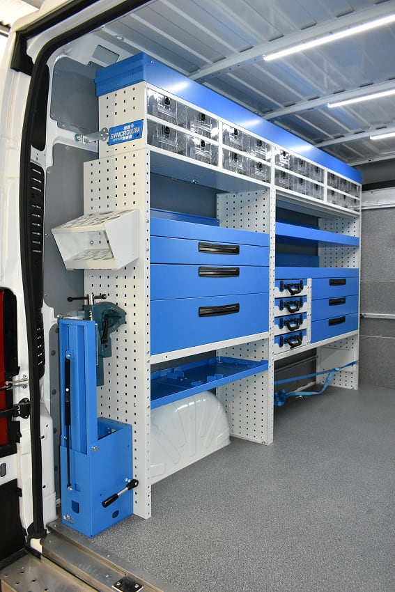 Боксьор с метални чекмеджета и прозрачни държачи за багаж и чанти Syncro България