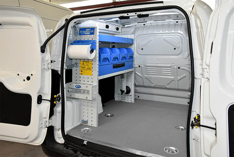 2_Bipper с отворени рафтове и система за закрепване на куфарчета с инструменти, оборудван от Syncro System