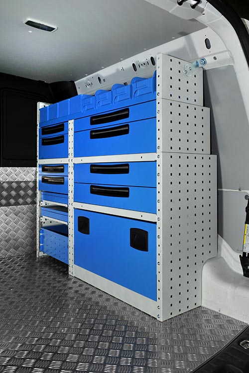 2_Дясна стена на Caddy с чекмеджета и стелажи Syncro Ultra