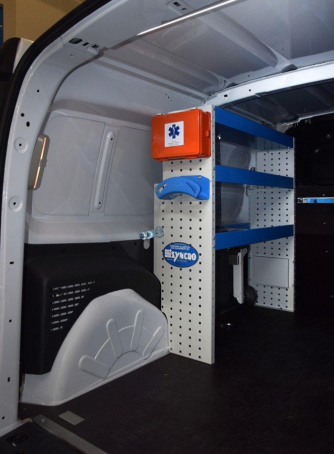 Лява стена NV250 с рафтове и аксесоари Syncro България