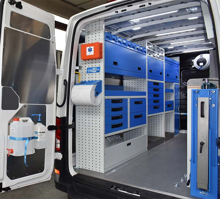 Trafic лява стена с рафтове и аксесоари Syncro България