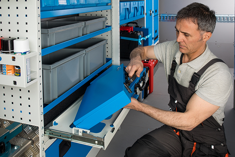 02_Отворена изваждаема табла за поставяне на куфарчета с инструменти