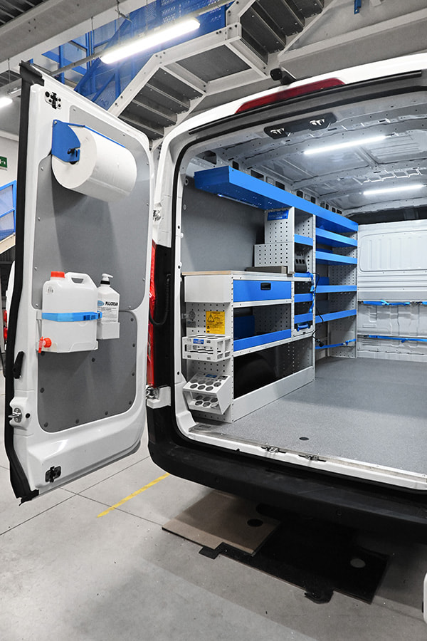 Работна маса с чекмеджета и аксесоари за Maxus от Syncro България