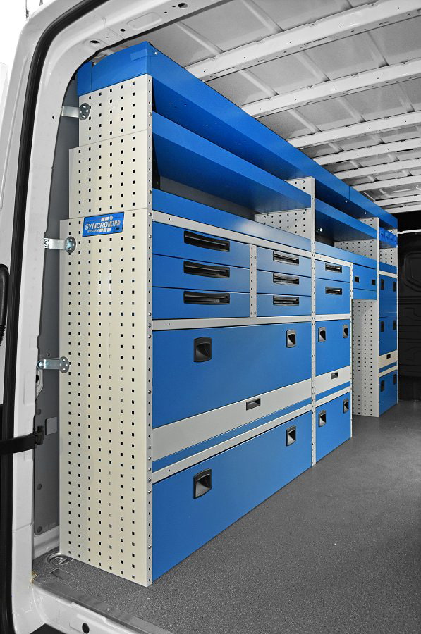 Стена с чекмеджета и рафтове за микробус MAN TGE L4H3 от Syncro System България