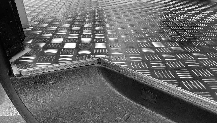 кантове от неръждаема стомана за подов панел от шперплат от бреза 9 mm + рифелова ламарина