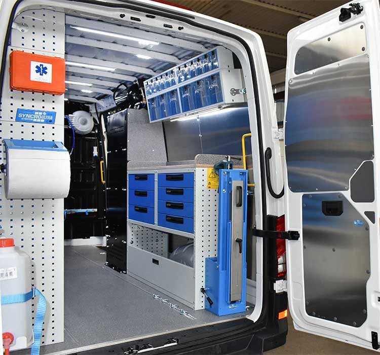 3_VW Crafter със сгъваема опора за менгеме и работен плот от система Ultra