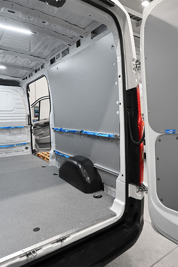 Системи за заключване на товари Maxus Deliver9 за микробуси от Syncro Bulgaria