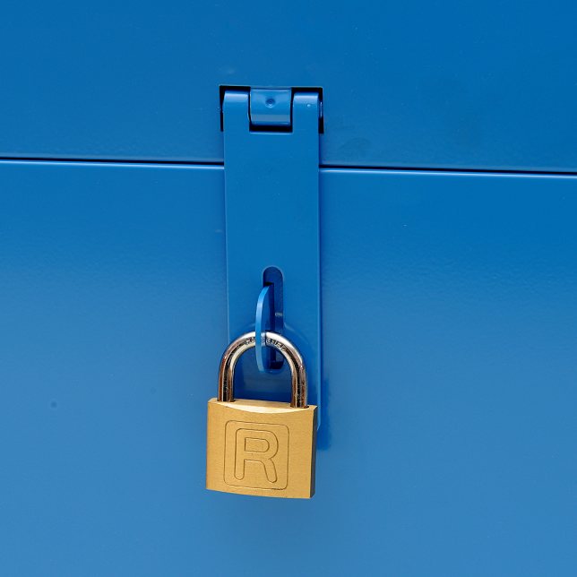 04_САНДЪК за инструменти за ван – детайл на панта и катинар