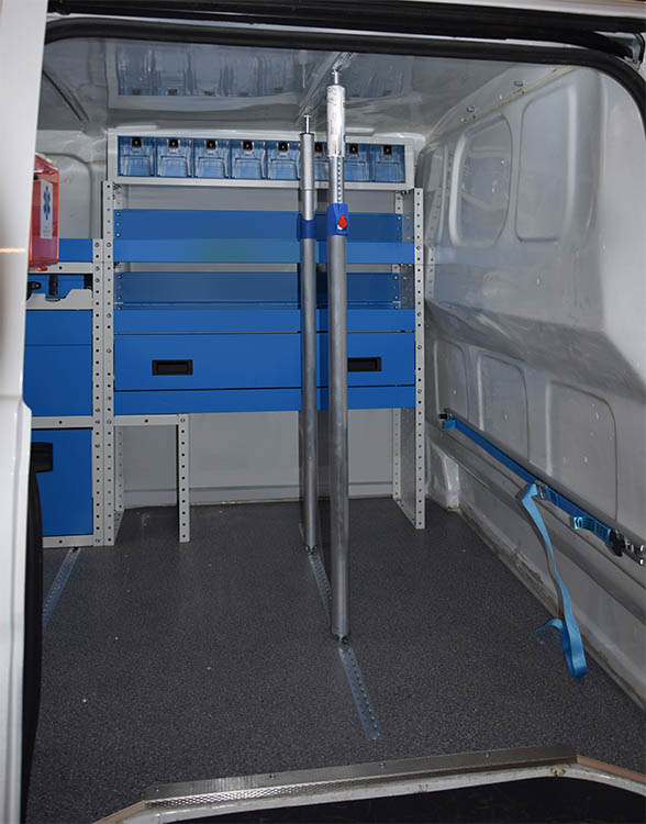 Страничен изглед Vito, оборудван с фрезовани планки за обезопасяване на товари Syncro Bulgaria