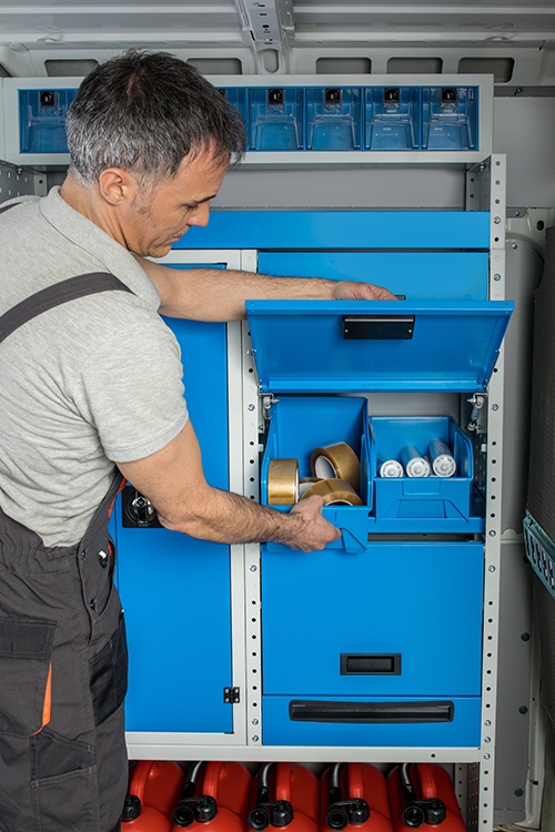 Рафт с пластмасови контейнери и предна вратичка