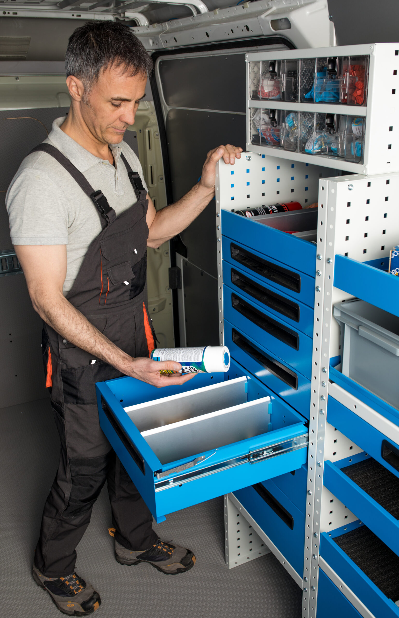 отворено метално чекмедже