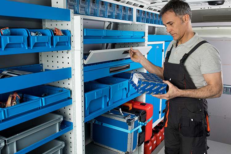 шкаф с напълно отваряща се вратичка