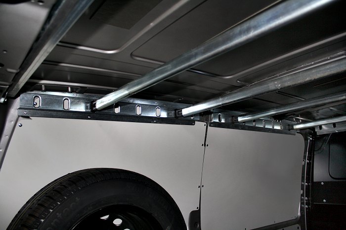 02_метални пръти, закрепени на релсите на фургона