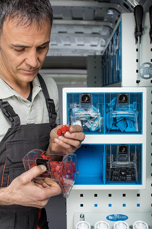 извлечени прозрачни чекмеджета с люлки