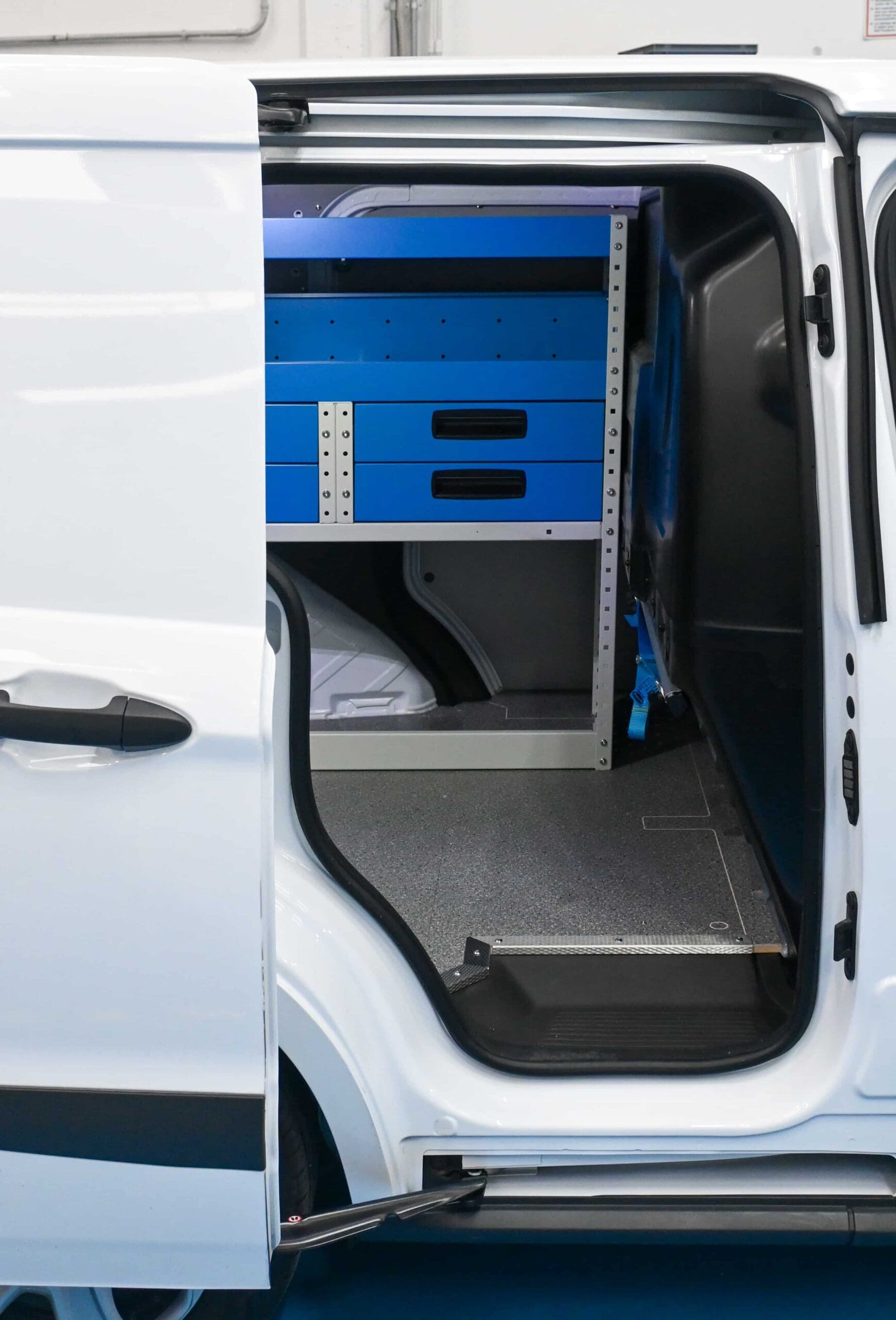 01 куриер Syncro България