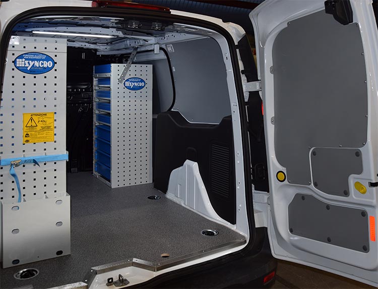 03 Свържете дясната стена към шкафа, който лежи на страничната врата на Syncro Bulgaria